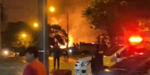 VIDEO: Depósito de garrafas arde en Caacupe. Hay fuerte explosión.