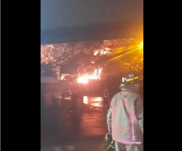(VIDEO). Explosión de garrafas en Caacupé genera un feroz incendio