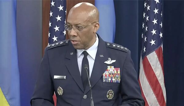 Estados Unidos: La Fuerza Aérea busca reducir la «población masculina blanca» en las filas de oficiales