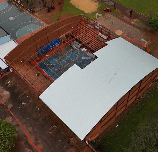 Diego Ríos realiza millonaria inversión para cambiar techo de polideportivo privado