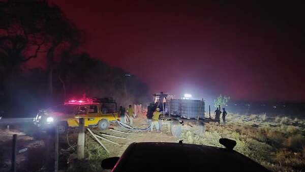 Combatientes dan dura batalla para apagar los incendios forestales en el Chaco - Noticias del Chaco - ABC Color