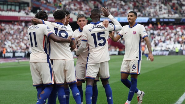 Chelsea golea a un débil West Ham y mete en problemas a Lopetegui