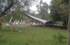Después del fuerte tornado de ayer, siguen las interrupciones en servicios electricidad y agua en San José - Noticiero Paraguay