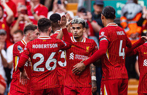 Versus / Liverpool toma el liderato de Premier tras ganar golear al Bournemouth