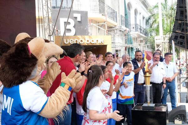 La antorha de los IV Juegos Latinoamericanos paseó por Palma en el día de la Primavera