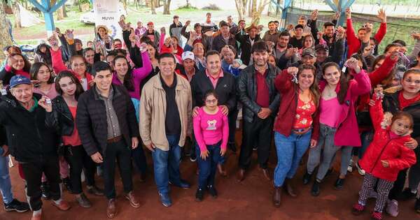 La Nación / Unas 132 familias de Itapúa recibieron las llaves de su casa propia
