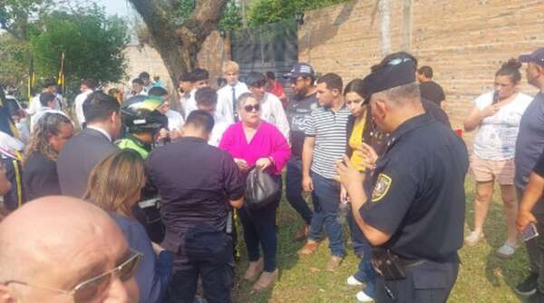 Accidente de tránsito durante un desfile estudiantil en Ypacaraí - Policiales - ABC Color