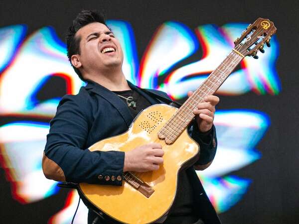 Roscer Díaz y su requinto de alto vuelo - ABC Revista - ABC Color