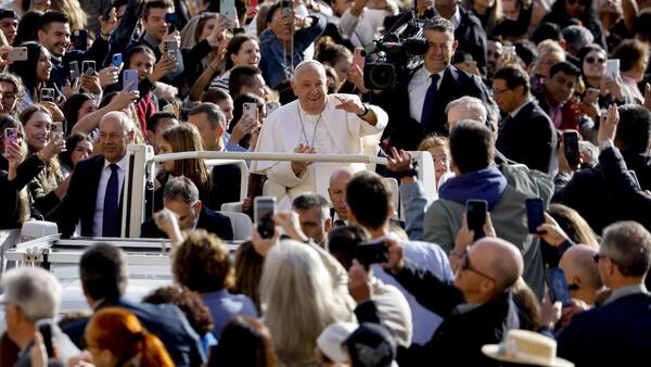 El Papa Francisco reclama que "se oiga la voz de los pueblos que piden la paz"