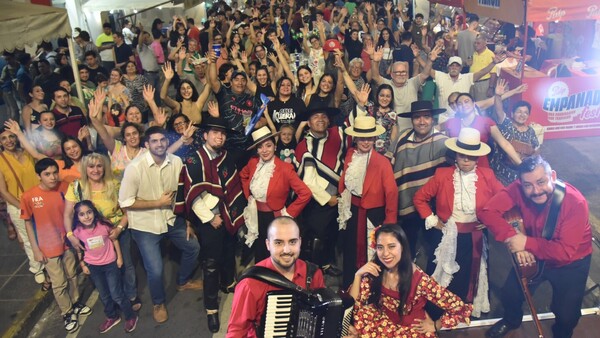 Vibrante bienvenida a la primavera en la calle Palma: La gente copó el centro de Asunción