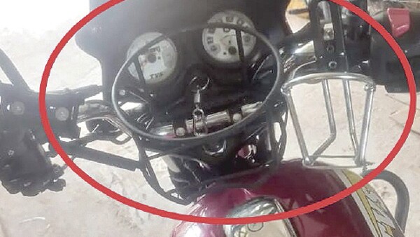 Herrero causa furor con su porta tereré para motocicleta