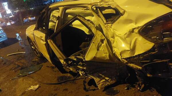 Conductor de lujosa camioneta ocasiona violento accidente en punto semafórico - ABC en el Este - ABC Color