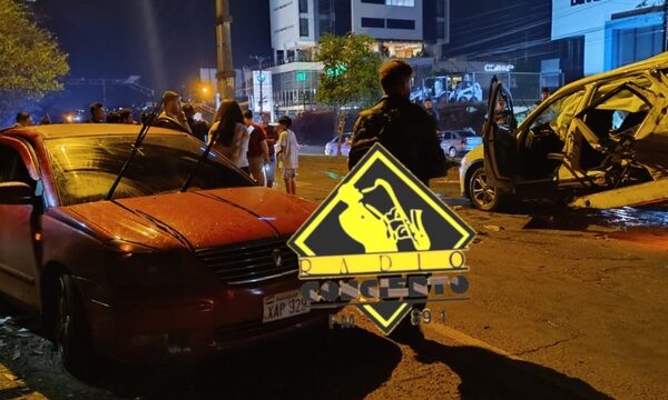 Camioneta cruza semáforo en rojo y provoca violento accidente
