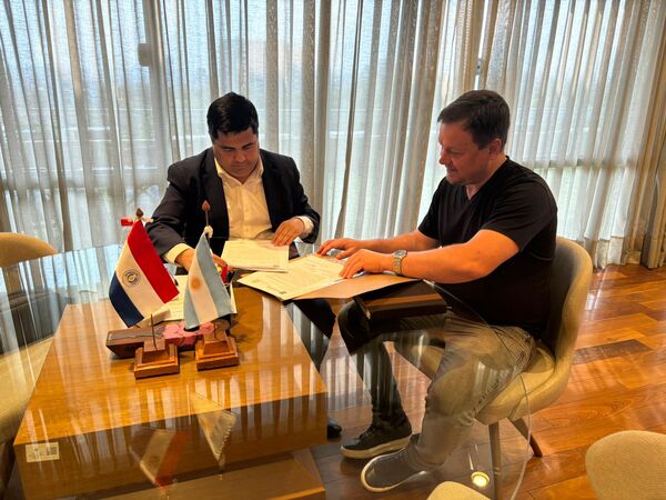 REUNIÓN ENTRE LA MUNICIPALIDAD DE HOHENAU Y LA EBY PARA PROYECTO DE CRÍA DE PECES - Itapúa Noticias