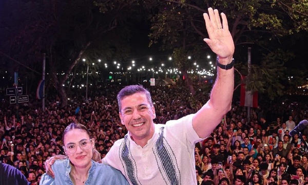 Jóvenes recibieron a Santiago Peña con abucheos en festejo por día de la Primavera, en Asunción - OviedoPress