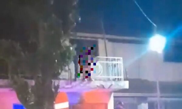 Polis salvaron a una mujer que amenazaba con lanzarse desde un balcón