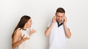 “Mi marido le dice a sus amigos que yo soy una vieja plagueona”