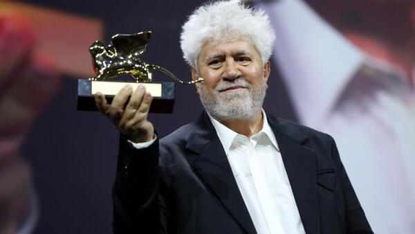 Almodóvar cumple 75 años en un momento dulce, con un León de Oro y un Premio Donostia