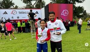 Atletas paraguayos recibieron medallas tras maratón en Argentina
