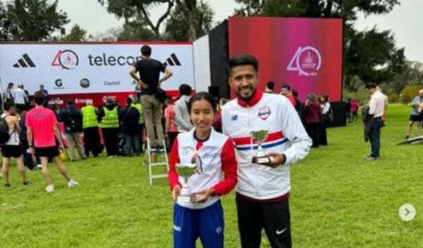Atletas paraguayos recibieron medallas tras maratón en Argentina