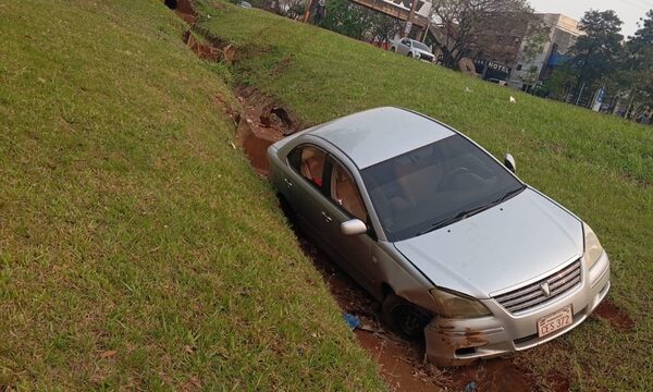 Perdió el control de su rodado y terminó en la cuneta