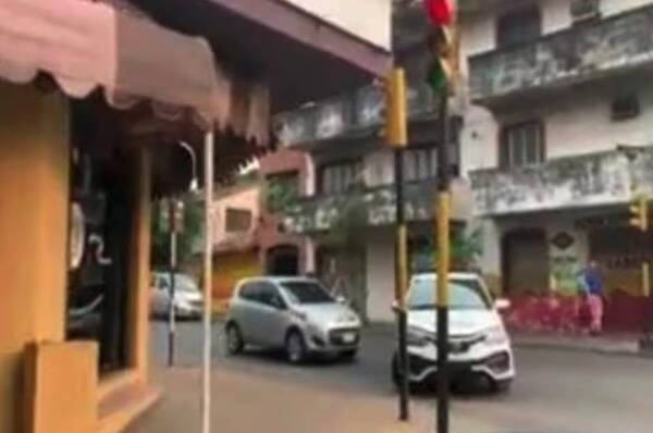 Se pasó con el chupi y se puso a hacer “noni” dentro del vehículo ¡en medio de la calle!