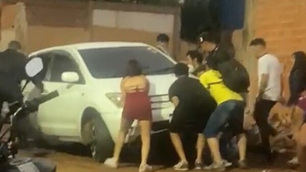 Video: Joven arrolla a mujeres que estaban peleando tras festejo de primavera