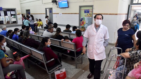 Hospitales no dan abasto y hasta en la intemperie deben esperar pacientes