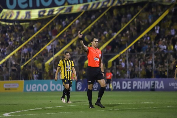 Versus / Palermo recuerda el pisotón de Brock para analizar un posible penal sobre Derlis González
