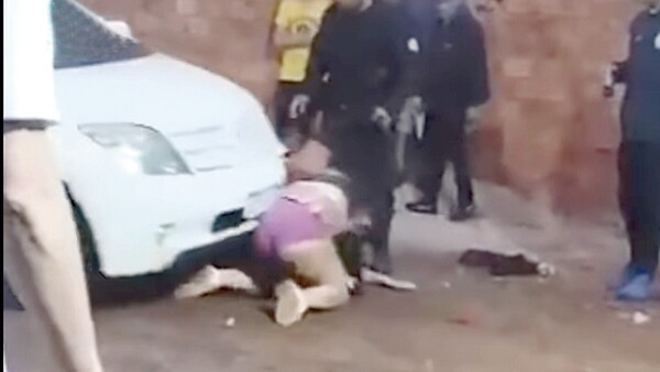 Video: Coche atropella a tres chicas que se estaban reventando a golpes