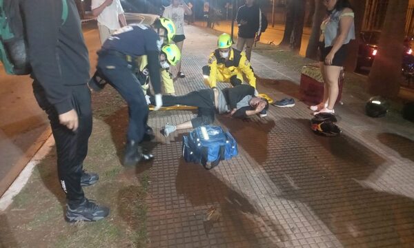 Motociclista sufre lesiones al caer de biciclo