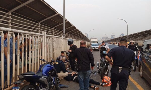Violento accidente entre motocicletas sobre el Puente de la Amistad