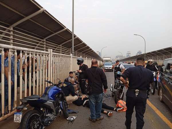 Choque entre dos motociclistas en el Puente de la Amistad deja dos heridos - ABC en el Este - ABC Color