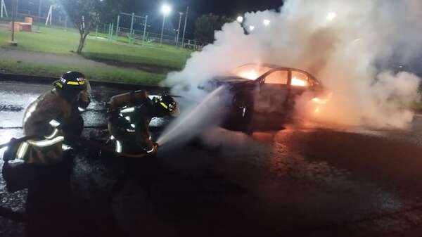 Vehículo se incendió en la costanera de Encarnación - Policiales - ABC Color
