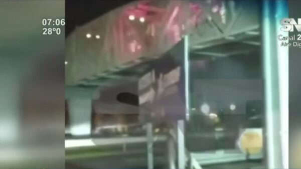 Jóvenes instalan parlantes y luces en el Puente de Ñandutí - SNT