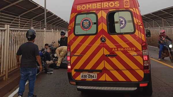 Dos motociclistas quedan heridos tras fuerte choque en el Puente de la Amistad