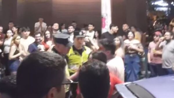 Festejo en calle Palma: De la alegría a los incidentes con gresca, gases lacrimógenos y detenidos