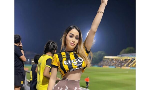 Cuerona encantó a hinchas aborígenes presumiendo estadazo en las graderías