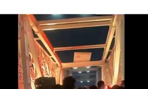 (VIDEO)¡Escándalo en la pasarela de Ñanduti!: Péndex farrearon y derramaron cerveza a conductores