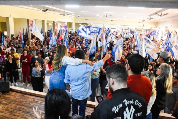 Simpatizantes y operadores politicos hacen