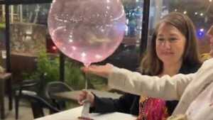 Le regalaron dinero atado por un globo y voló por la arbolada