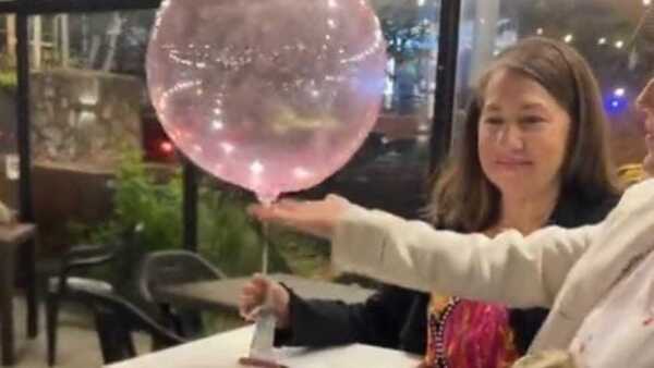 Le regalaron dinero atado por un globo y voló por la arbolada