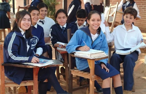 Autorizan pago de becas a más de 1.300 estudiantes de escuelas y colegios - ADN Digital