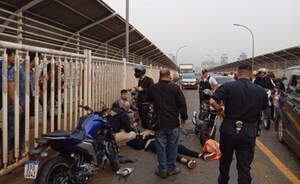 Dos motociclistas heridos tras choque, en el puente de la Amistad