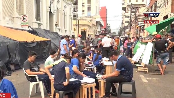 Hijos de campesinos en protesta dan clases frente al Indert