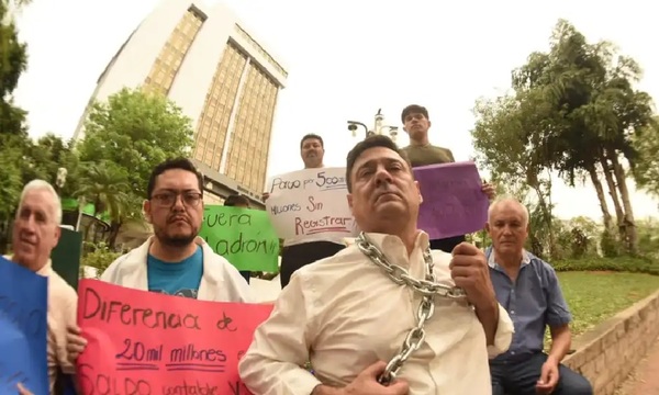 Salyn Buzarquis se encadena frente a la Municipalidad de Asunción y exige la renuncia de Nenecho Rodríguez - OviedoPress