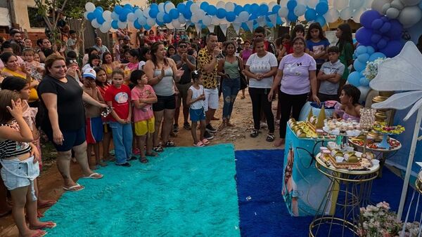Soñaba con su fiesta de 15 y vecinos le dieron una sorpresa