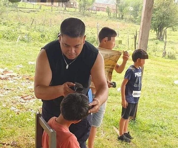 Con “vaquita” polis peluquearon a niños de zona vertedero