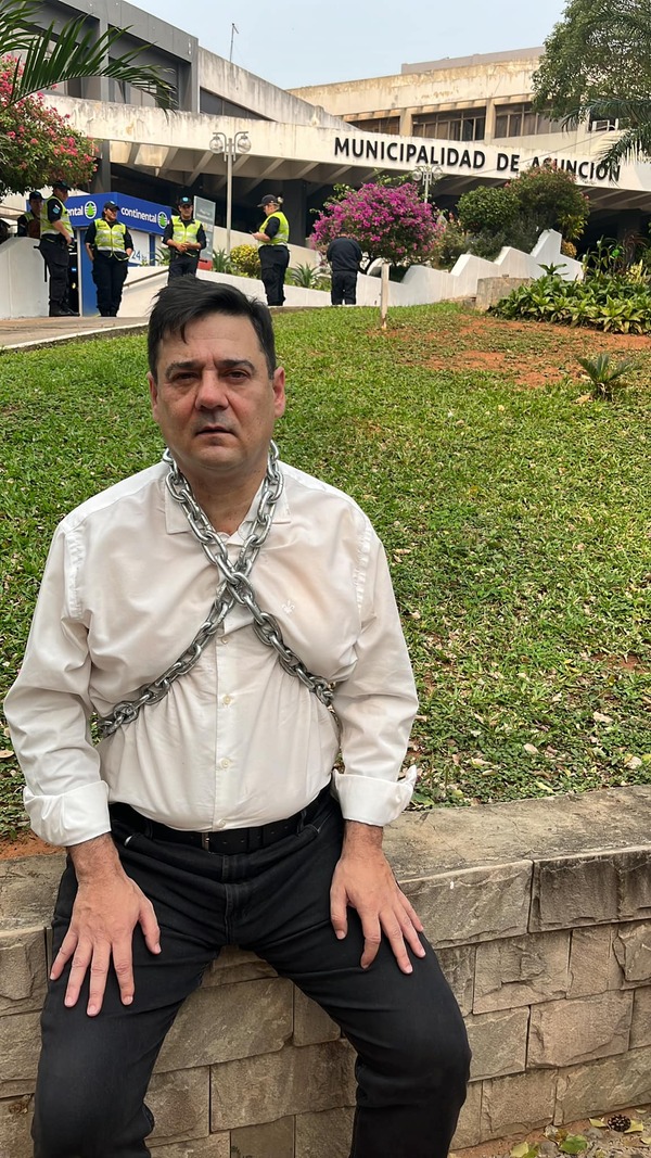 Buzarquis se encadena y pide la renuncia del intendente Nenecho Rodríguez - El Trueno