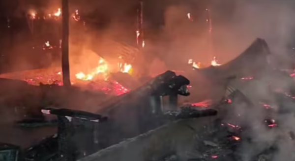 Voraz incendio en vivienda tras descuido con una vela encendida